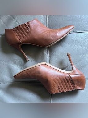 Manolo Blahnik Pleated Detail Pointed Toe Heeled Leather Boots Sz 41 Brow Italy